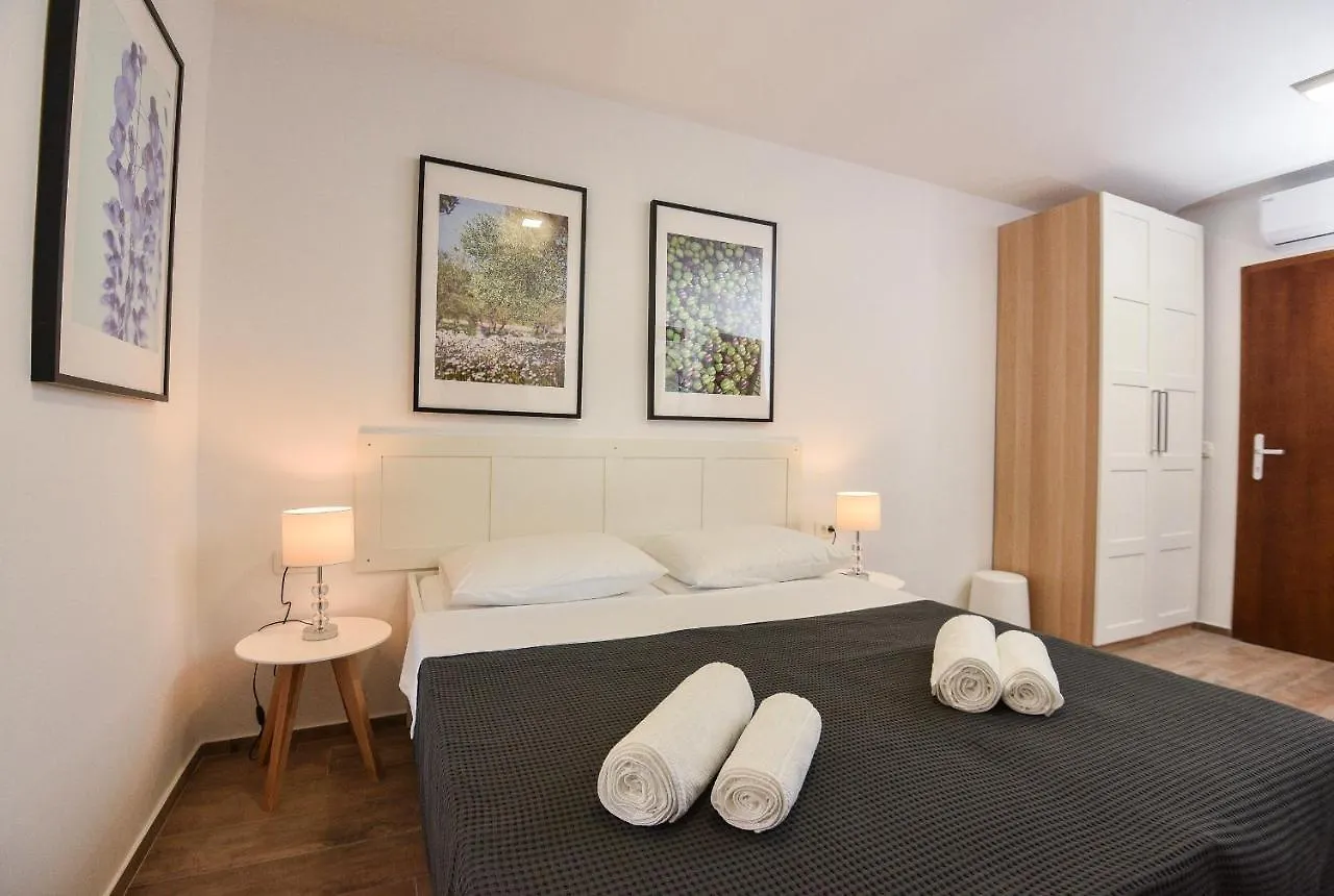 Old Town Rooms 1 Pula Apartment